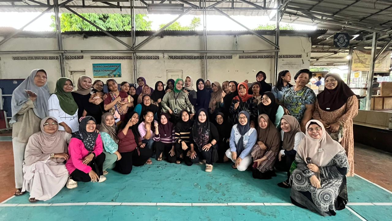 Momen foto bersama ibu-ibu RT 01 dengan senyum bahagia